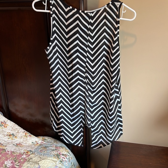 Express sleeveless shirt black and white pattern with a split halfway up back - Picture 2 of 3
